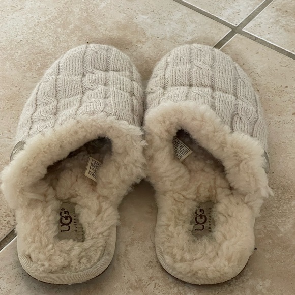 UGG Women’s Size 8 Knit slippers - Picture 2 of 6